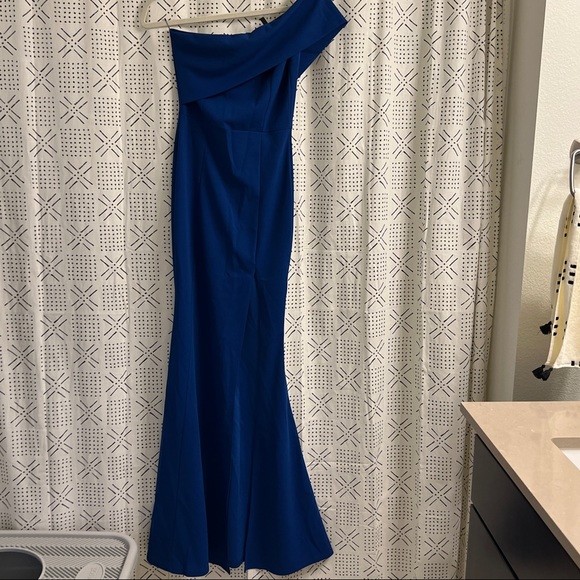 Colbat formal dress with thigh-high split - Picture 5 of 6